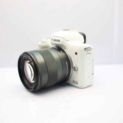 Bộ máy ảnh Canon EOS M50 kèm ống kính Canon M 15-45mm