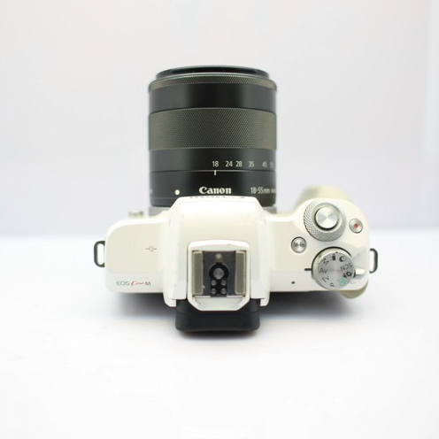 Bộ máy ảnh Canon EOS M50 kèm ống kính Canon M 15-45mm