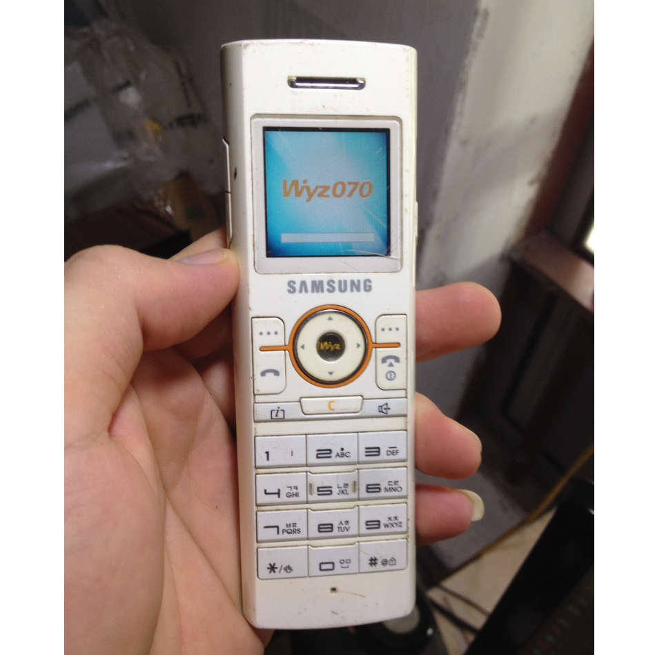 SAMSUNG W6100 ngoại hình còn đẹp, màn đẹp, phím ăn,gắn sjm chỉ thấy dò,có wifi mà k biết vào như nào, có bin sạc kèm