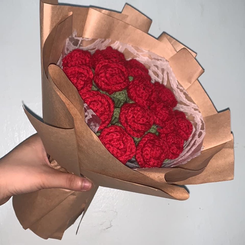 Hoa cúc hoạ mi và hoa hồng mini bằng len