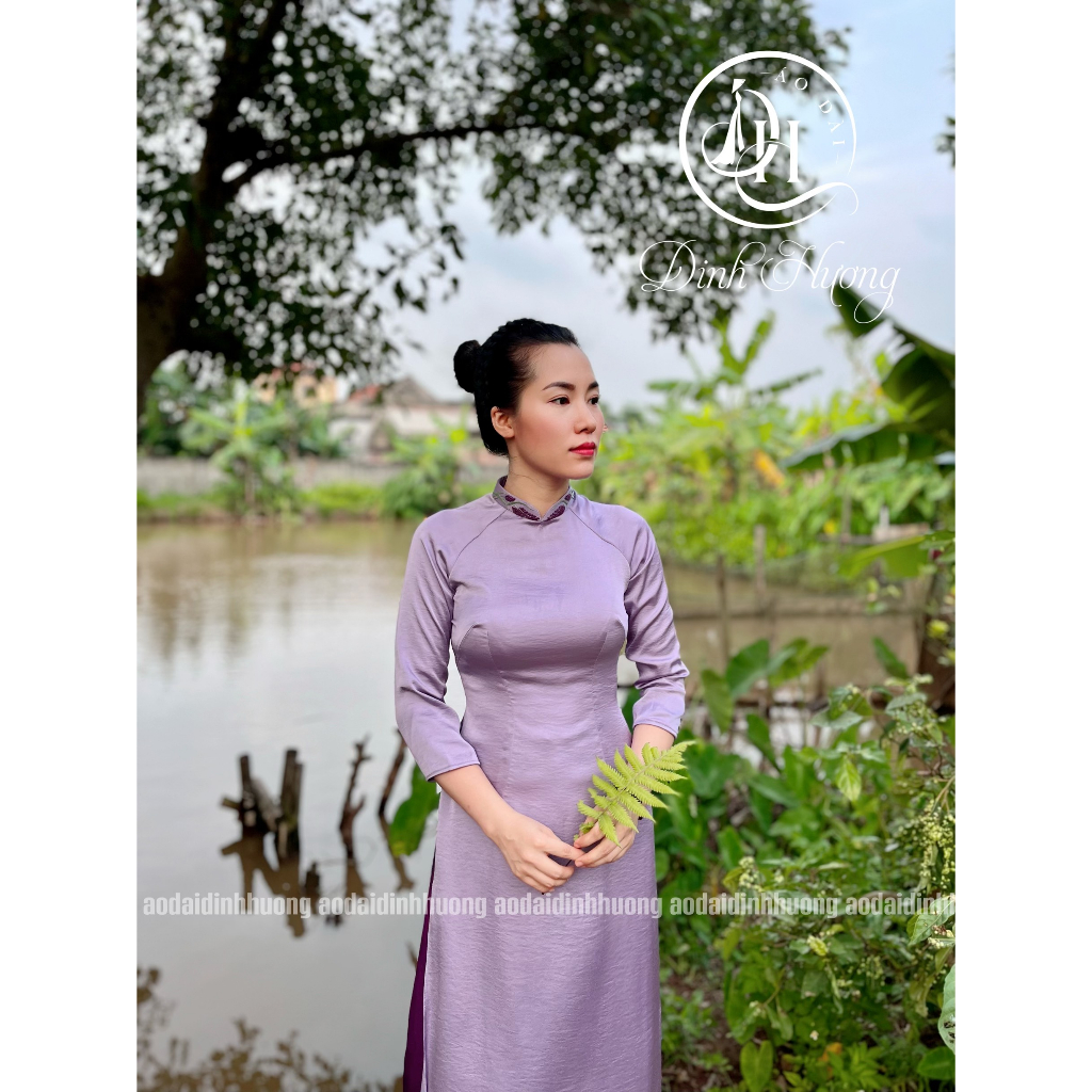 Áo dài thêu tay Đinh Hương vải lụa hai da màu tím cà thêu họa tiết cổ áo phối kèm quần tím huế