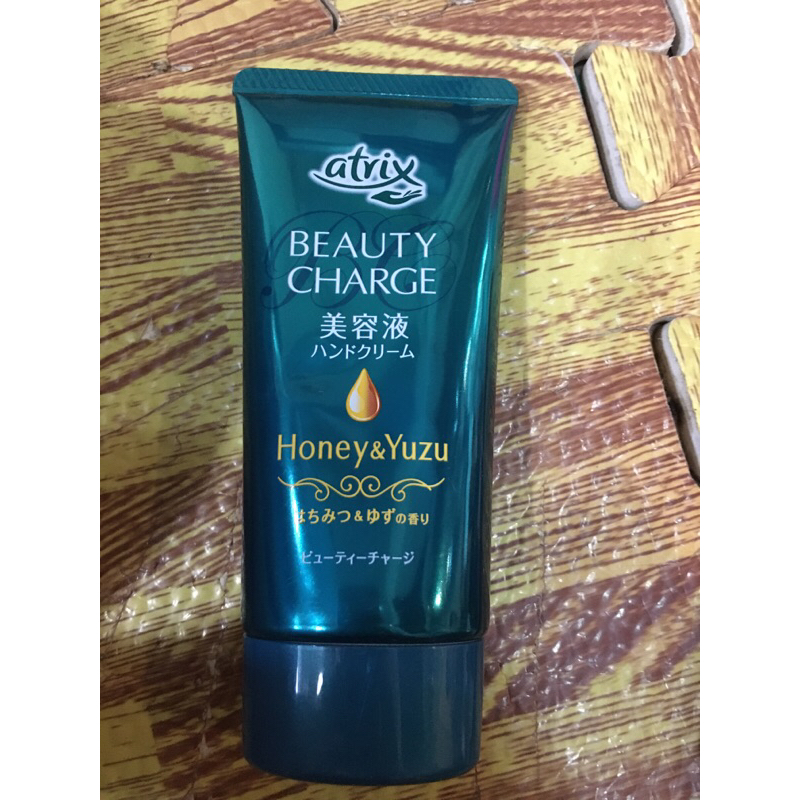 Kem dưỡng da tay Atrix Beauty Charge Nhật Bản