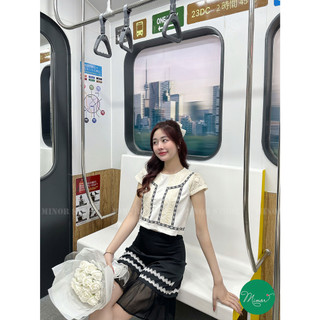 Áo kiểu màu trắng phối ren xanh