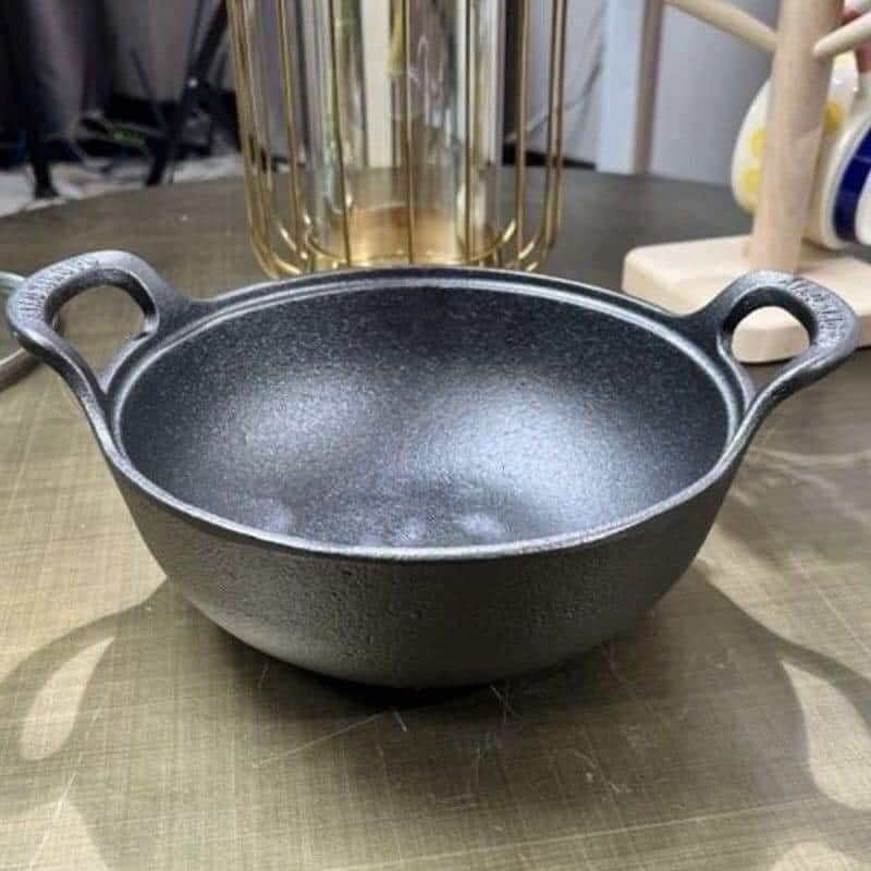 CHẢO GANG SÂU LÒNG KÈM NẮP GỖ DÀY DẶN SIÊU ĐẸP