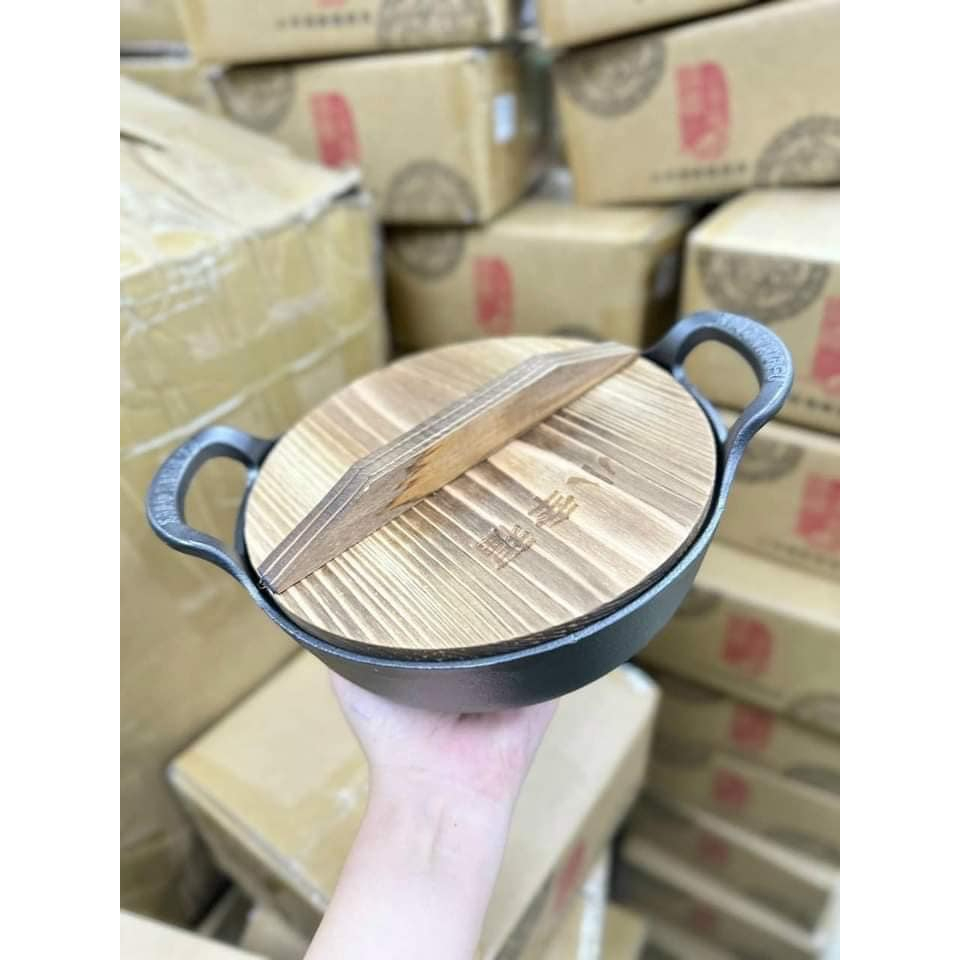 CHẢO GANG SÂU LÒNG KÈM NẮP GỖ DÀY DẶN SIÊU ĐẸP