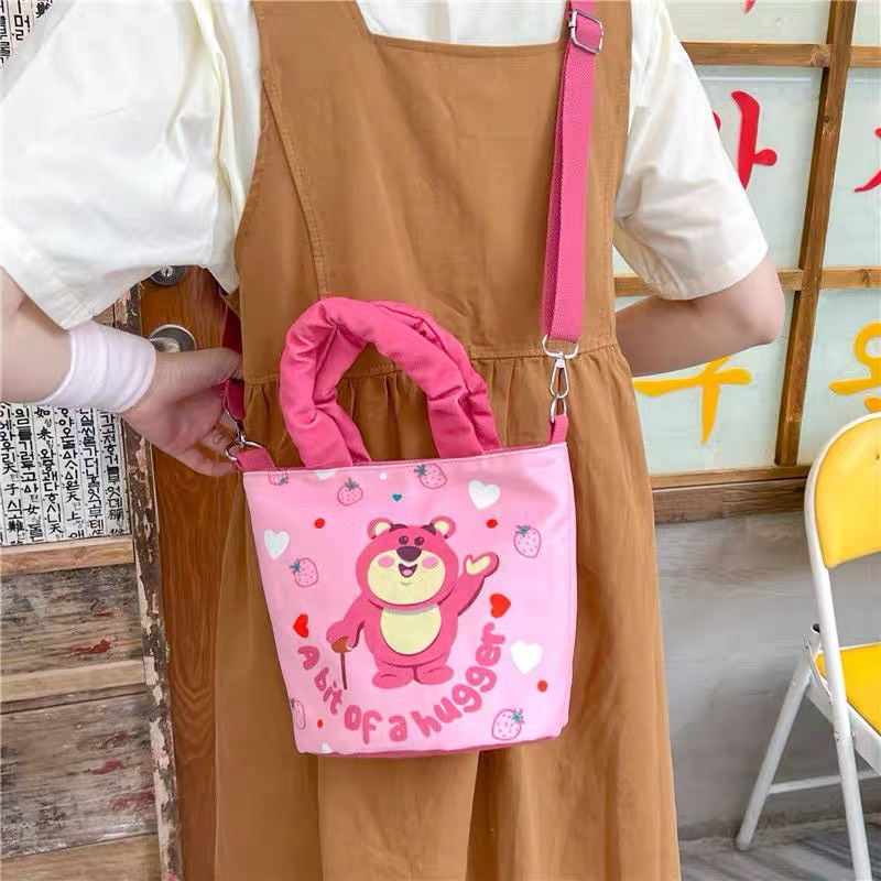 Túi đeo chéo canvas họa tiết gấu dâu tây phù hợp đi làm, đi chơi Mẫu mã mới lạ _ Ting Ting