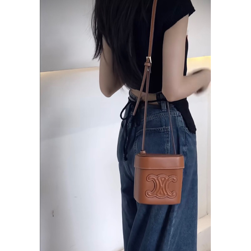 𝐁𝐥𝐚𝐮𝐞𝐁𝐥𝐮𝐦𝐞🦋 -  Cheap moment w Lisa Black Pink - Mini box - túi hộp nâu thanh lịch 🤎