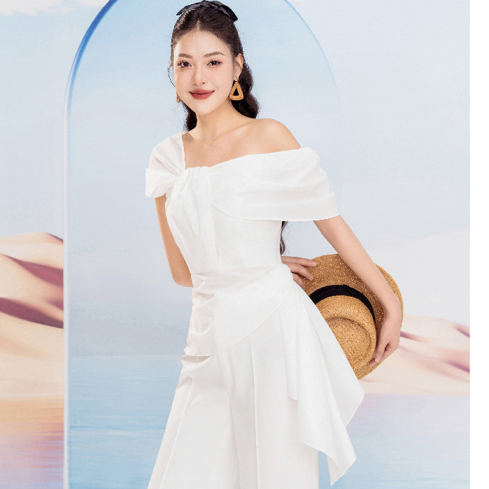 Áo kiểu vạt lệch xếp ly HeraDG thích hợp đi du lịch, đi chơi hay các buổi tiệc ngọt ngào, chất liệu Poplin SAKBC2075