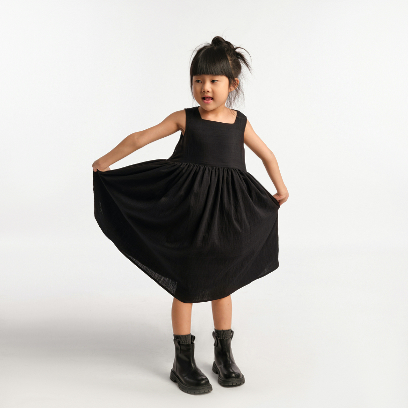 Đầm bé gái không tay màu đen chất liệu vải lụa xước - Kid Principles - BLACK SLEEVELESS DRESS