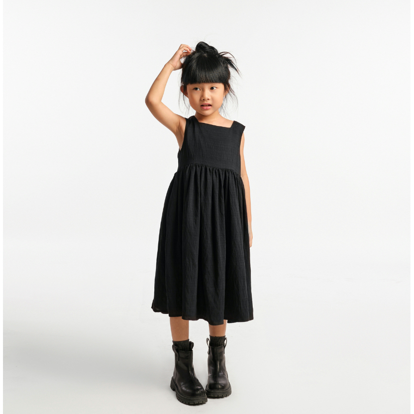 Đầm bé gái không tay màu đen chất liệu vải lụa xước - Kid Principles - BLACK SLEEVELESS DRESS