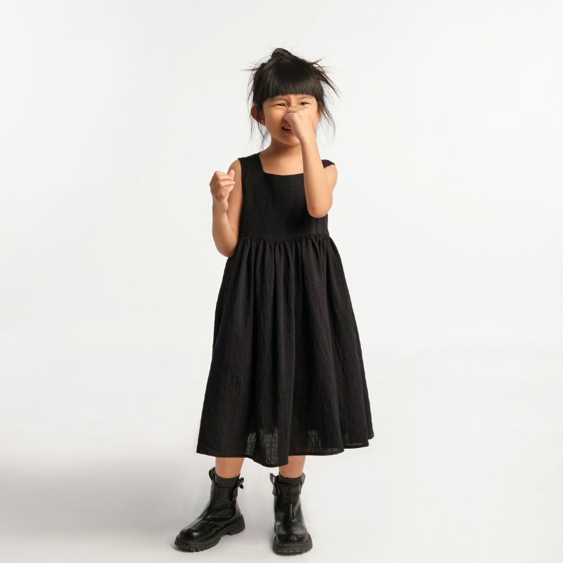 Đầm bé gái không tay màu đen chất liệu vải lụa xước - Kid Principles - BLACK SLEEVELESS DRESS