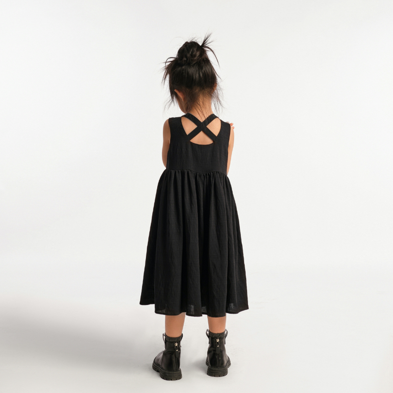 Đầm bé gái không tay màu đen chất liệu vải lụa xước - Kid Principles - BLACK SLEEVELESS DRESS