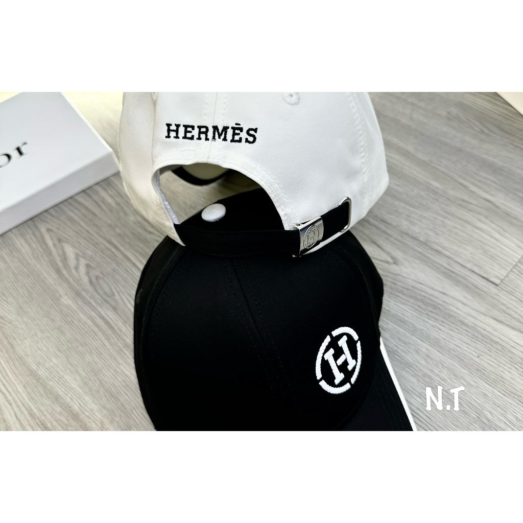 Mũ luỡi trai HM/ Nón kết HM cực chất, logo thêu nổi sắc nét, sẵn 2 màu Đen - Trắng y hình