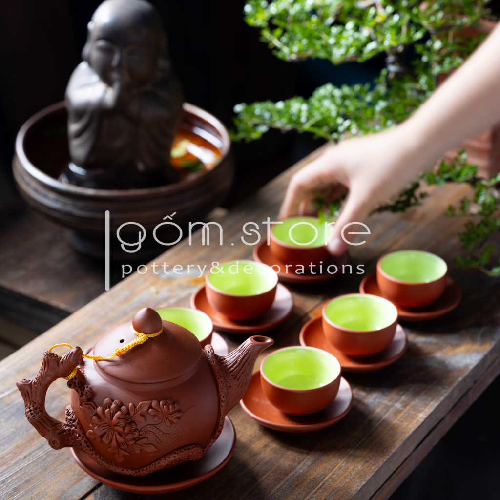 Ấm trà tử sa Bát Tràng đắp nổi hoa phù dung (Bộ trên không kèm khay ấm chén)