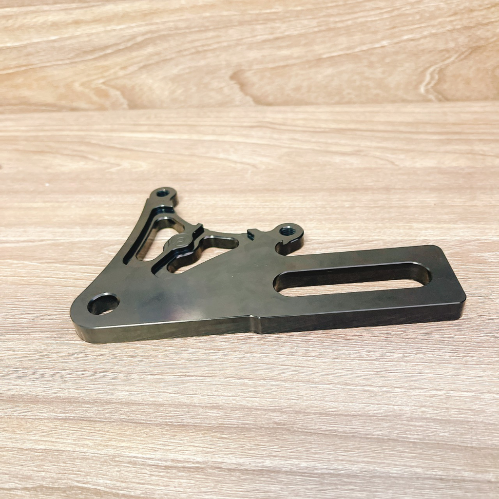 Pát Sau Raider/Satria quay lên đĩa 220mm xài heo 2 Piston đối xứng màu đen