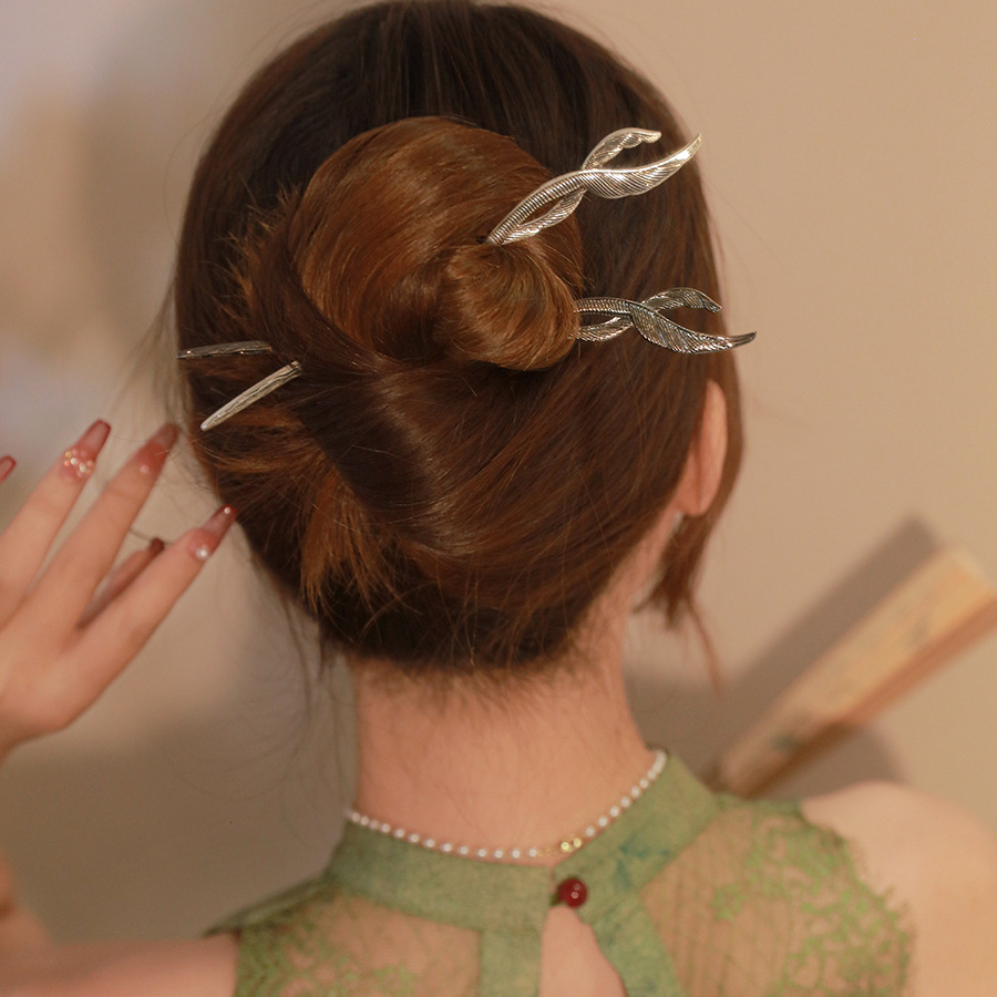 Trâm kim loại lông vũ búi tóc sang trọng đơn giản Tatitava
