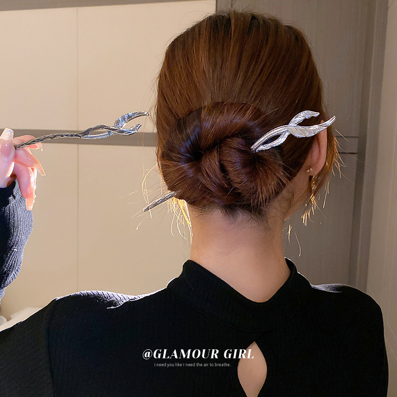 Trâm kim loại lông vũ búi tóc sang trọng đơn giản Tatitava