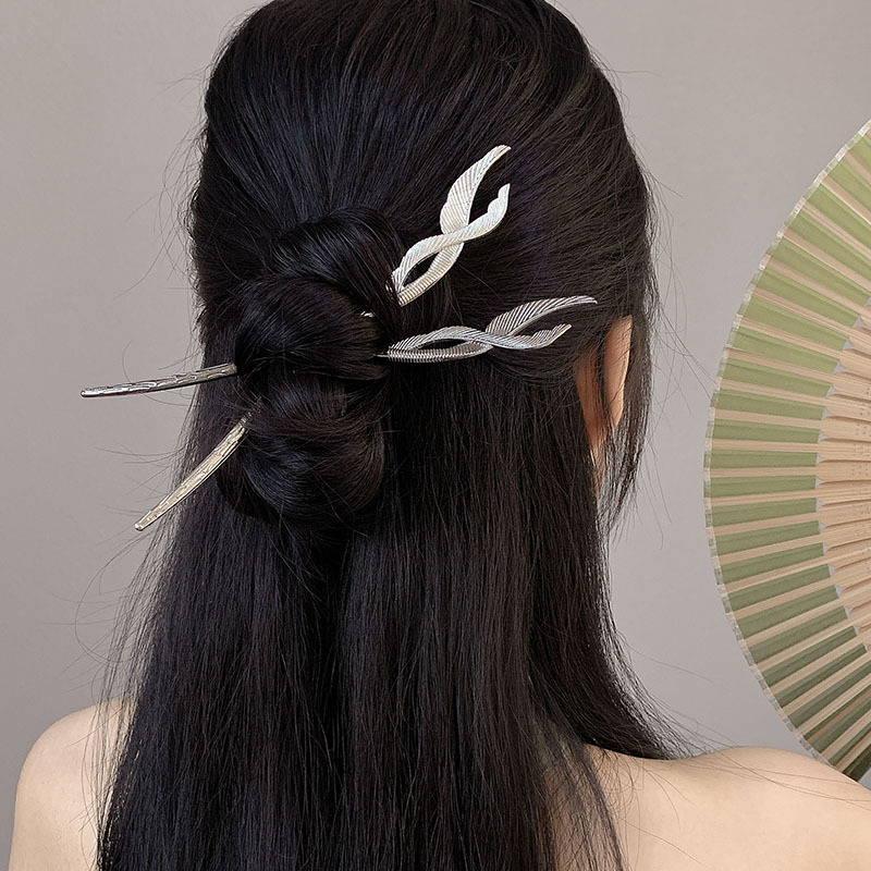 Trâm kim loại lông vũ búi tóc sang trọng đơn giản Tatitava