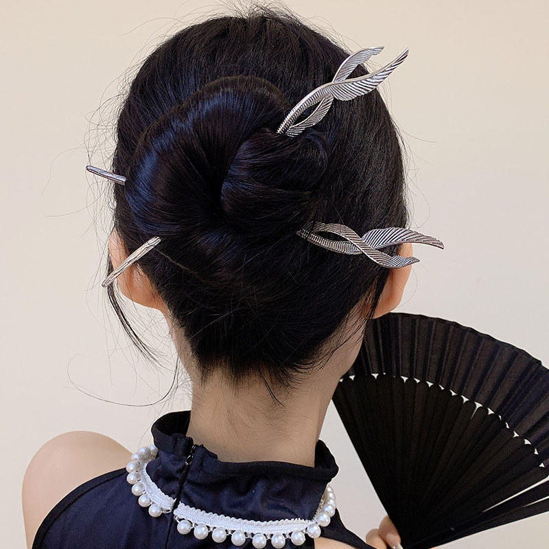 Trâm kim loại lông vũ búi tóc sang trọng đơn giản Tatitava