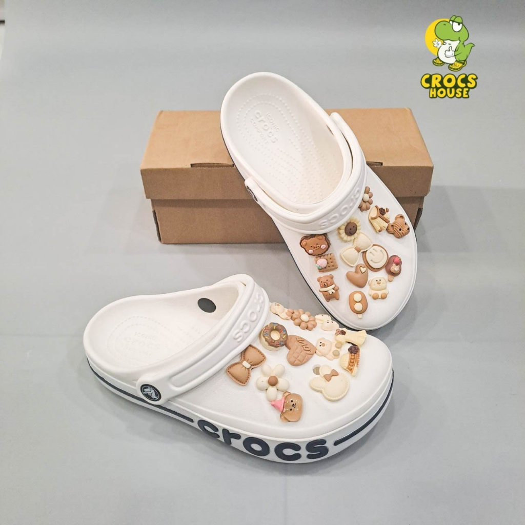 Dép sục crocs baya nam nữ chính hãng tặng kèm jibbitz 3D cute, bayaband unisex màu trắng gắn sticker charms - Nhà Cá Sấu