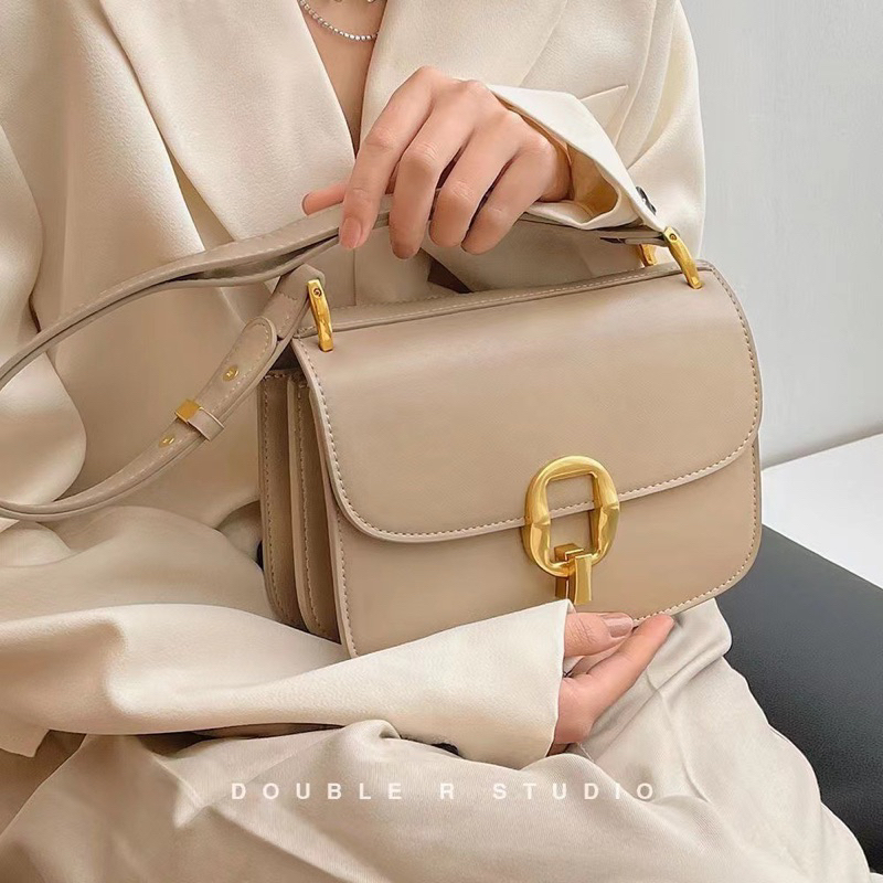 Túi đeo chéo nữ khoá chữ Q