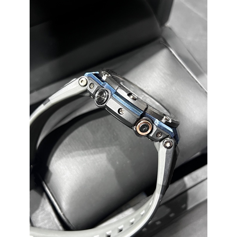 Đồng hồ nam Casio G-shock GST-B100XB-2A viền Carbon nguyên khối