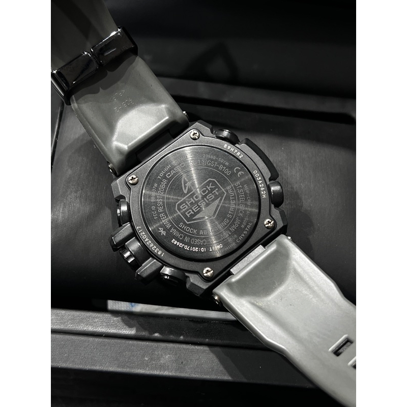 Đồng hồ nam Casio G-shock GST-B100XB-2A viền Carbon nguyên khối