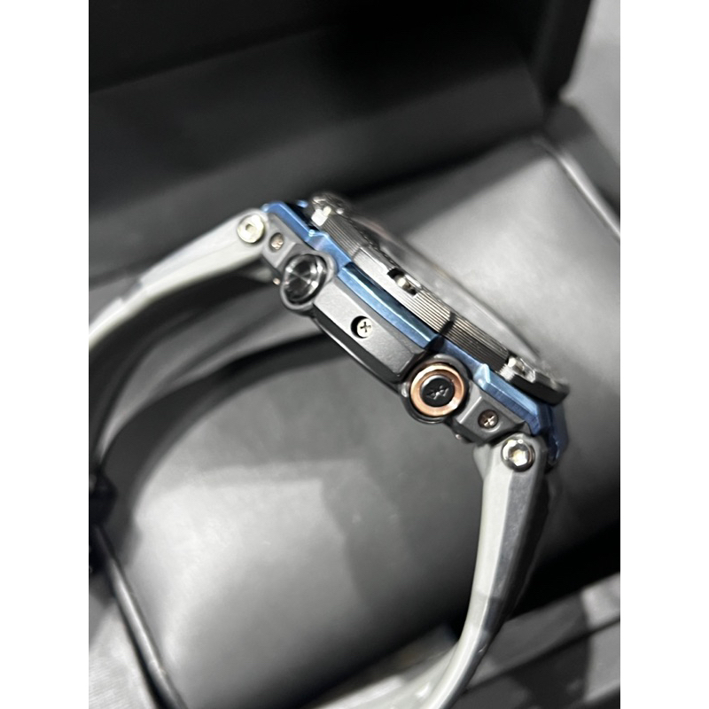 Đồng hồ nam Casio G-shock GST-B100XB-2A viền Carbon nguyên khối