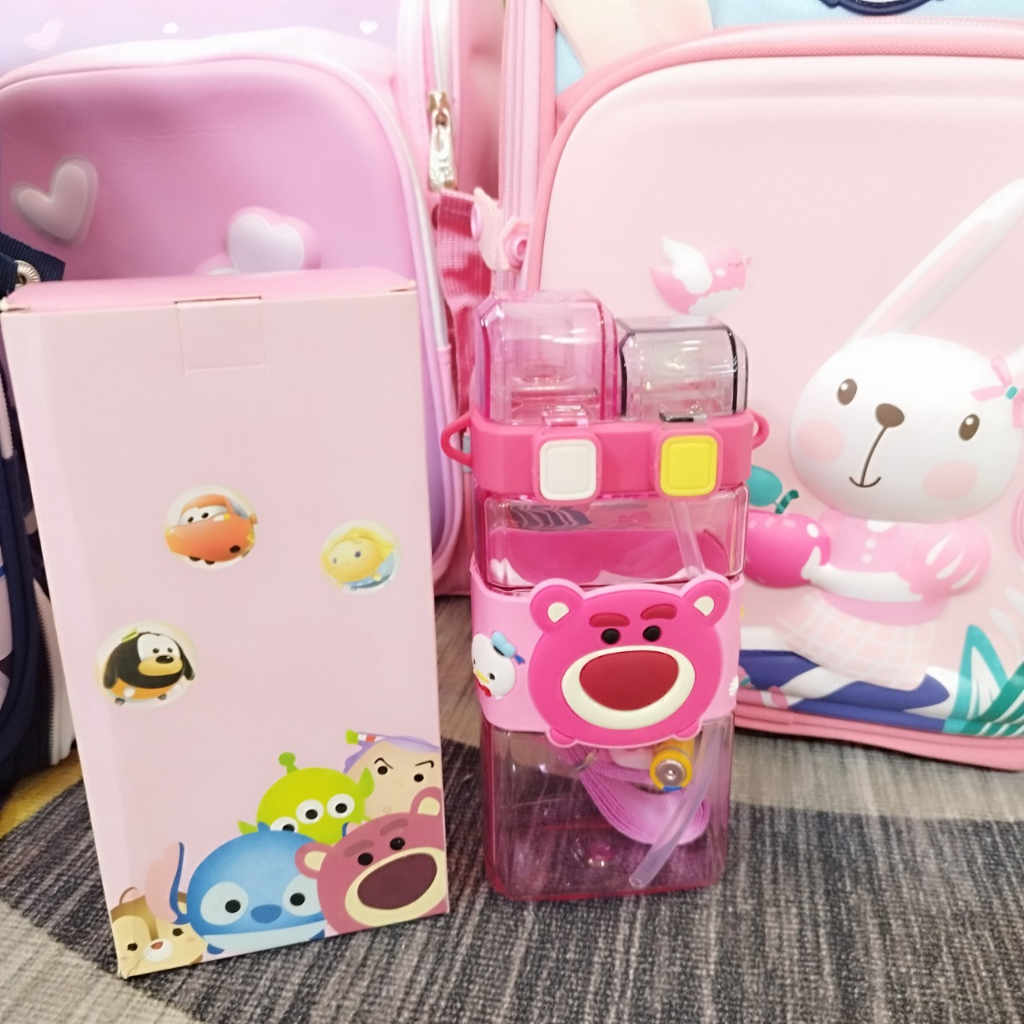 Bình Đựng Nước Gấu Dâu 600ml 2 Đầu Uống Nước Dễ Thương Nhựa PP An Toàn Có Dây Đeo Cho Bé Đi Học Đi Chơi