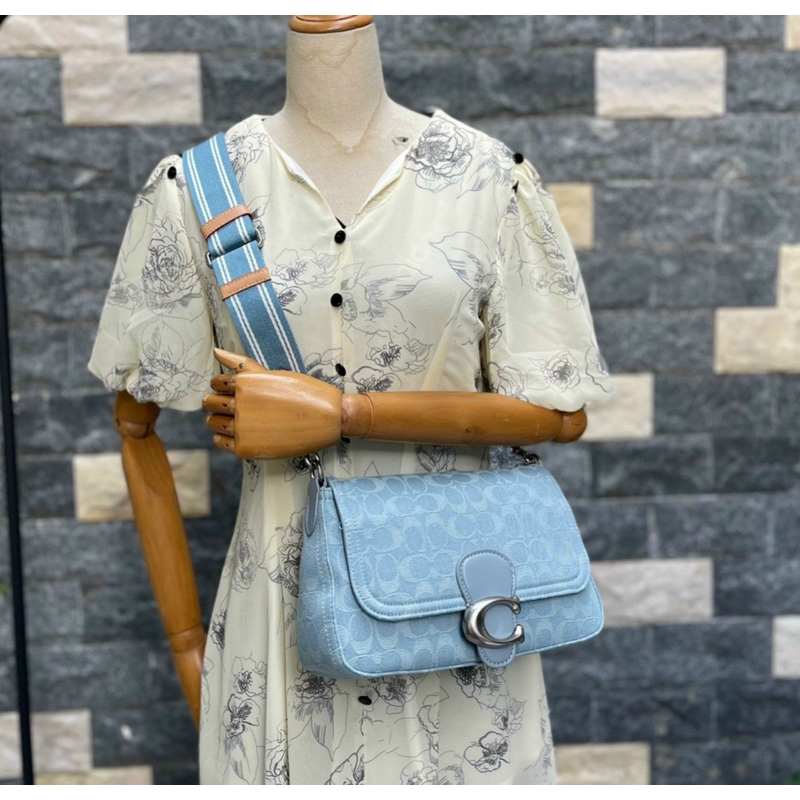 Túi đeo chéo Coach Soft Tabby chất dehim
