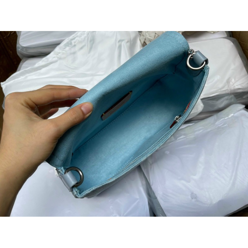 Túi đeo chéo Coach Soft Tabby chất dehim