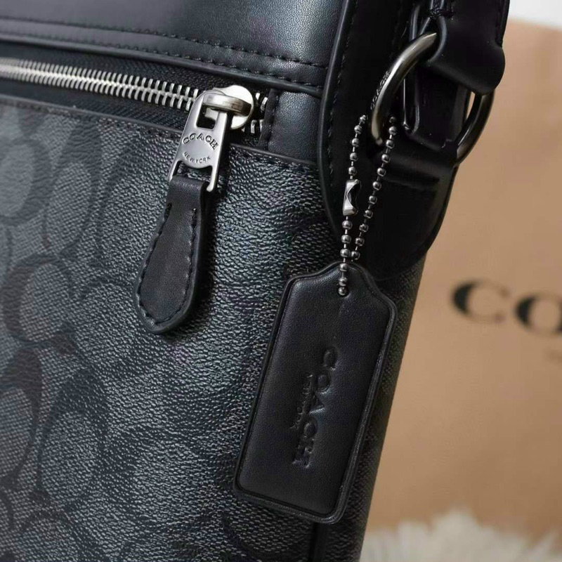 Túi đeo chéo nam Men Coach Houston vừa ipad