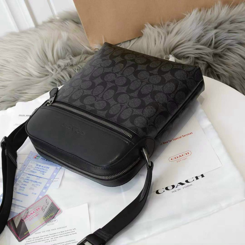 Túi đeo chéo nam Men Coach Houston vừa ipad