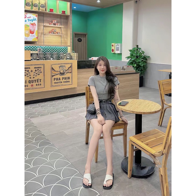 Sét ghi áo phông nhún eo cổ cao + chân váy xếp ly kèm đai sang chảnh .