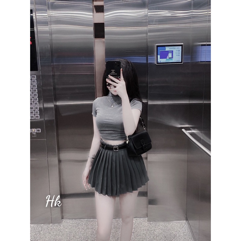 Sét ghi áo phông nhún eo cổ cao + chân váy xếp ly kèm đai sang chảnh .