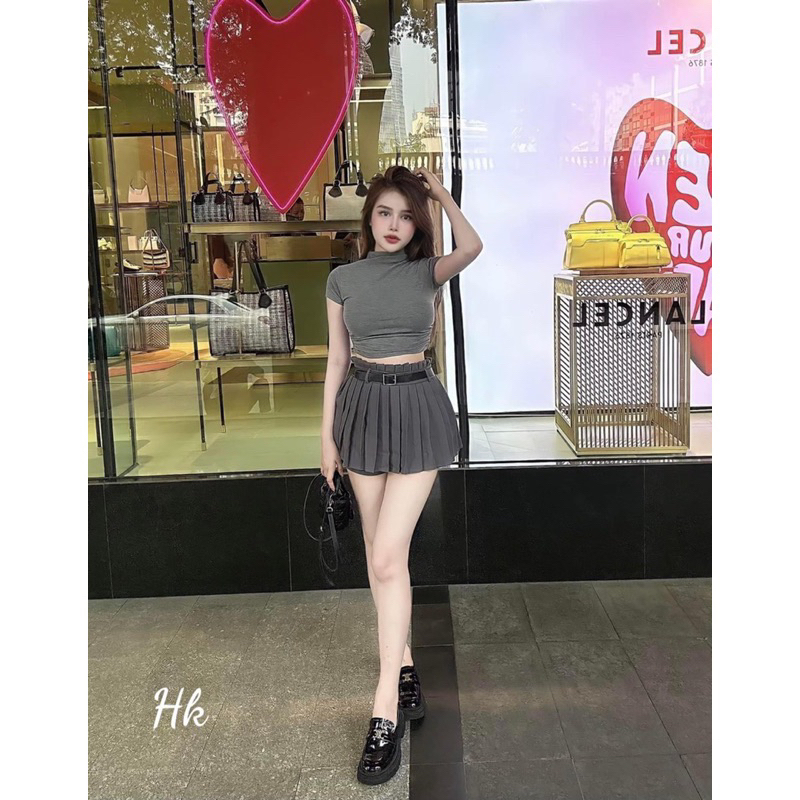 Sét ghi áo phông nhún eo cổ cao + chân váy xếp ly kèm đai sang chảnh .