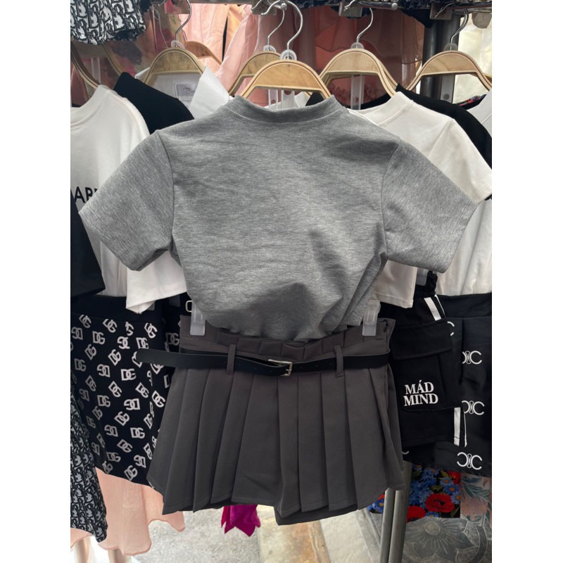 Sét ghi áo phông nhún eo cổ cao + chân váy xếp ly kèm đai sang chảnh .