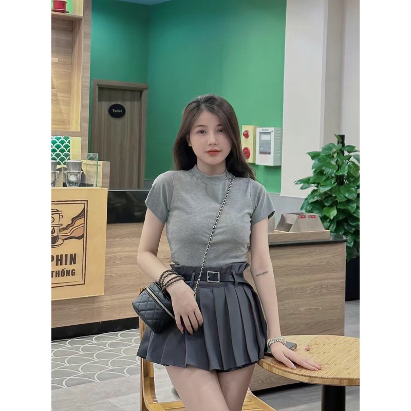 Sét ghi áo phông nhún eo cổ cao + chân váy xếp ly kèm đai sang chảnh .
