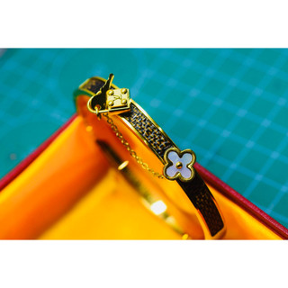 Vòng đeo tay dán da (Phụ kiện Luxury)