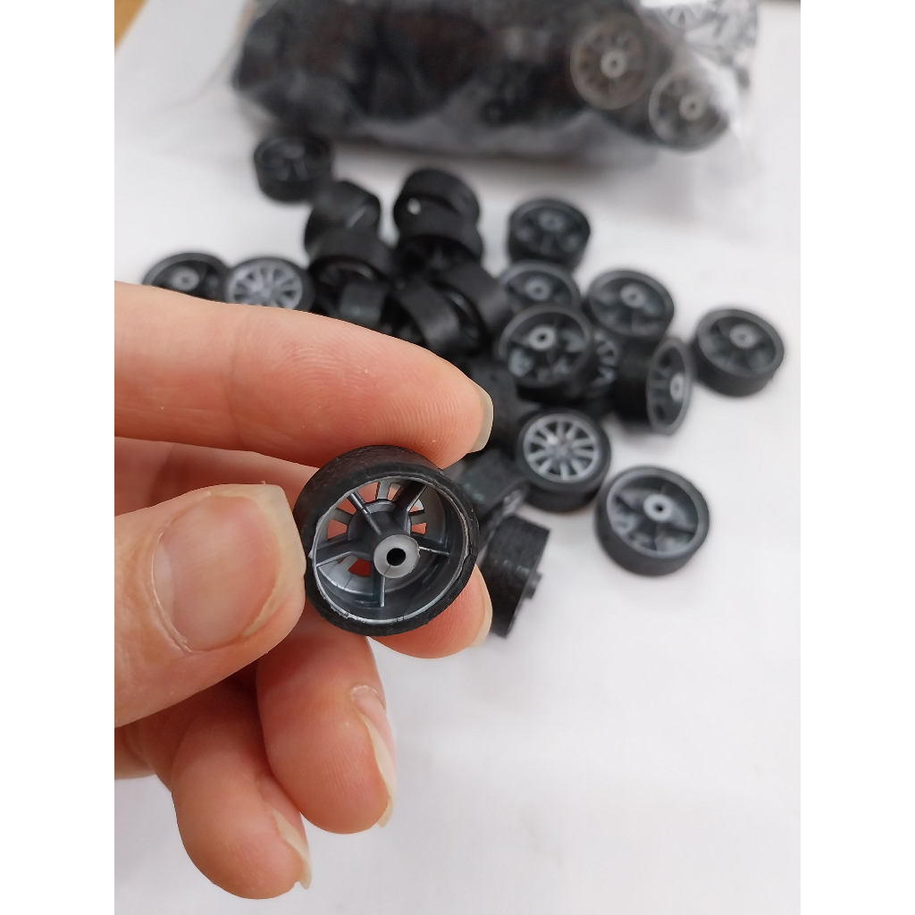 Bánh xe caosu đường kính 18mm trục 2mm bền bỉ chế tạo xe đồ chơi