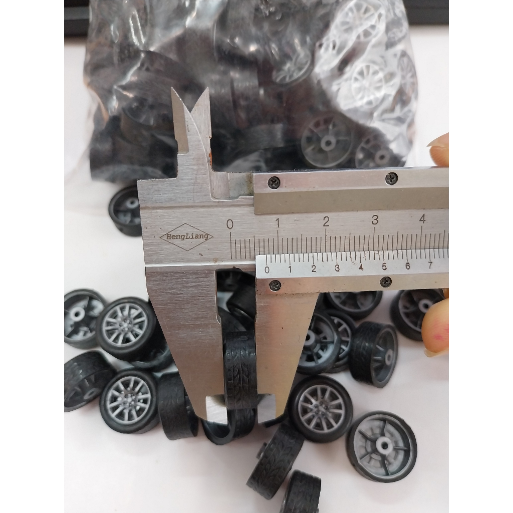 Bánh xe caosu đường kính 18mm trục 2mm bền bỉ chế tạo xe đồ chơi