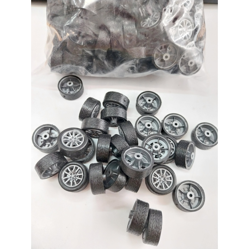 Bánh xe caosu đường kính 18mm trục 2mm bền bỉ chế tạo xe đồ chơi