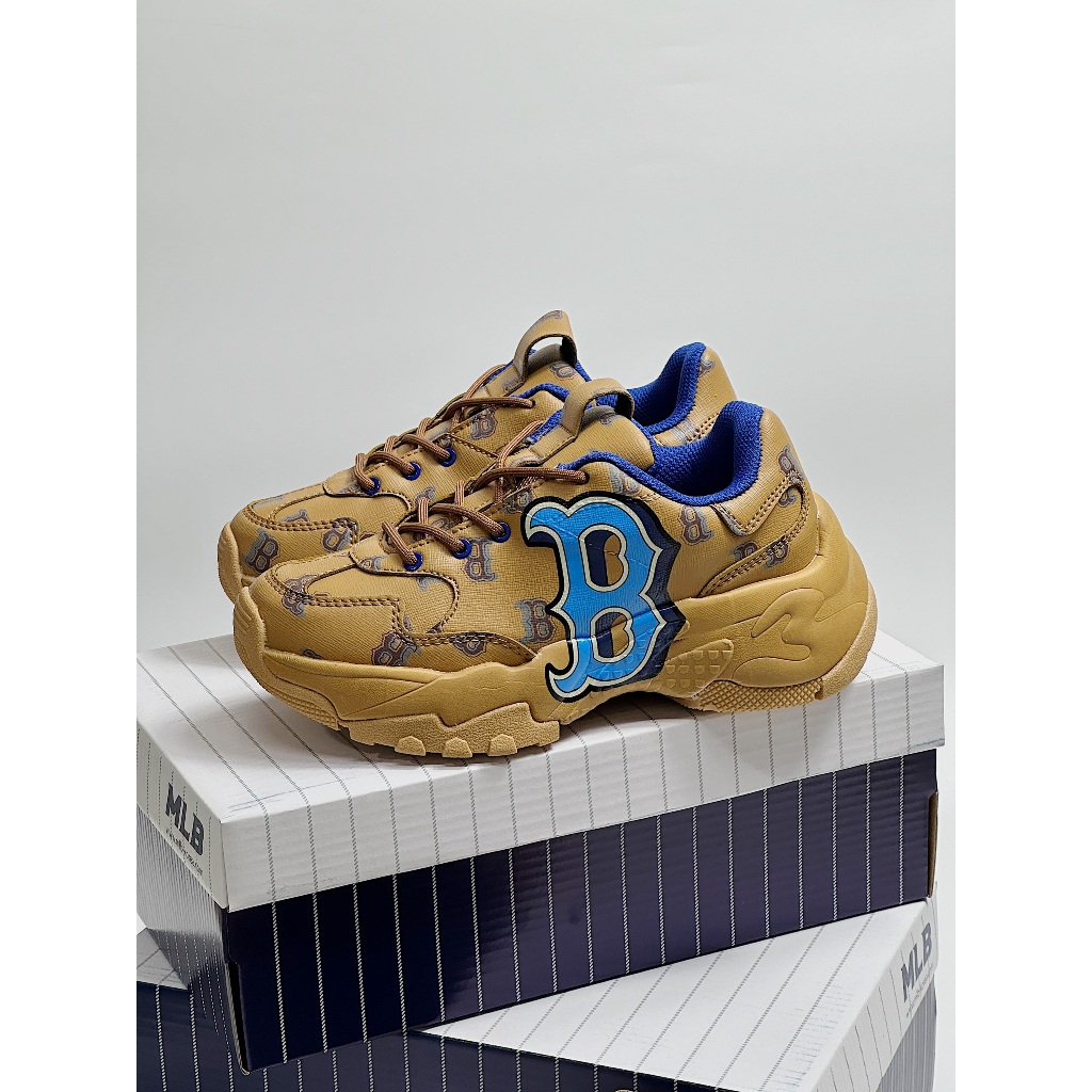 GIÀY THỂ THAO SNEAKER MLB SAFFIANO DIAMOND - BE NÂU_GIÀY MLB MONOGRAM NÂU ĐẬM CHỮ B XANH