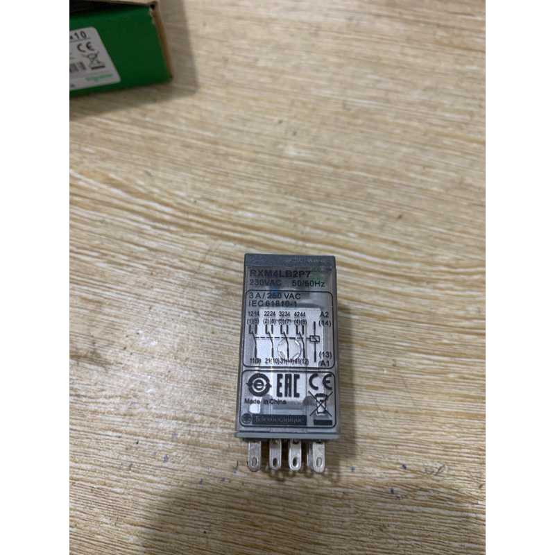 Rơ le trung gian 230VAC 14 chân có đèn RXM4LB2P7 Schneider
