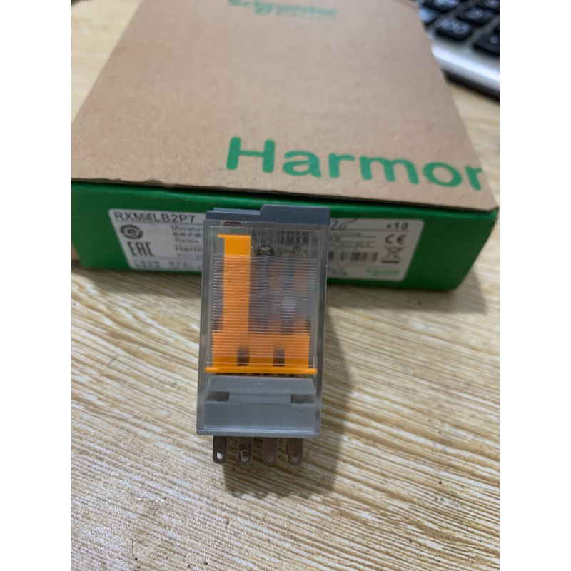 Rơ le trung gian 230VAC 14 chân có đèn RXM4LB2P7 Schneider