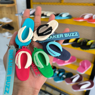 Móc khoá dép Sneaker Buzz siêu dễ thương
