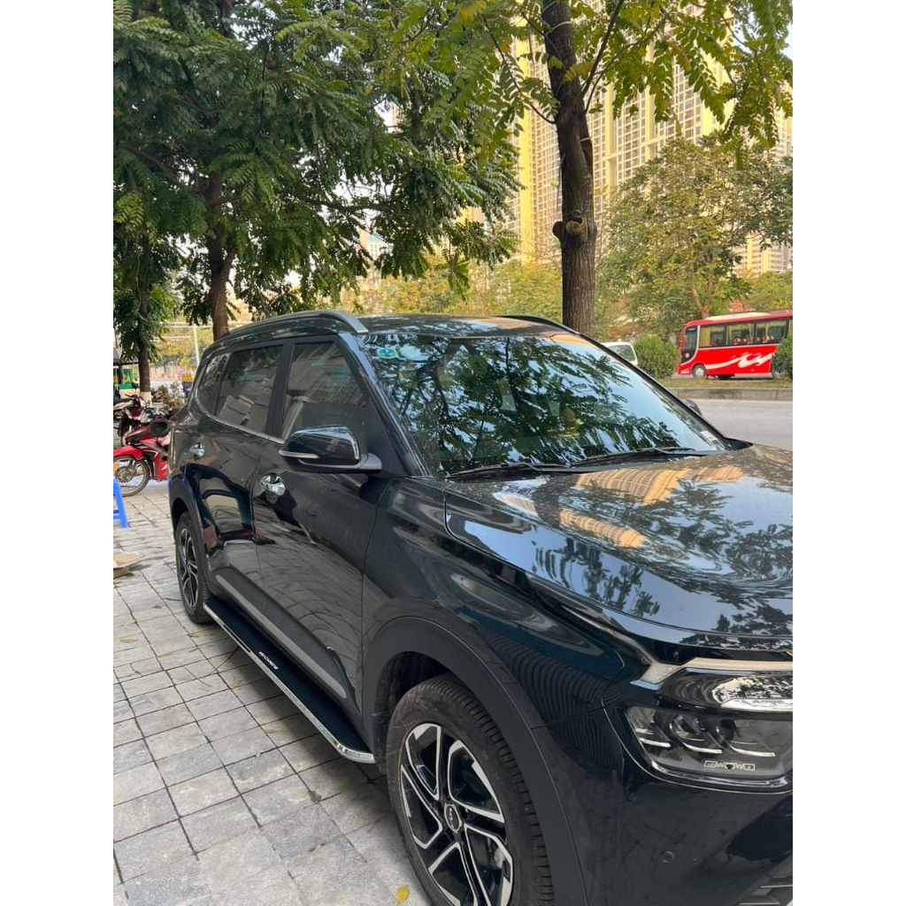 Bậc lên xuống, bệ bước chân xe Kia Carens 2022-2023. Mẫu Nhôm đúc nguyên khối. Khắc lase. Siêu KM