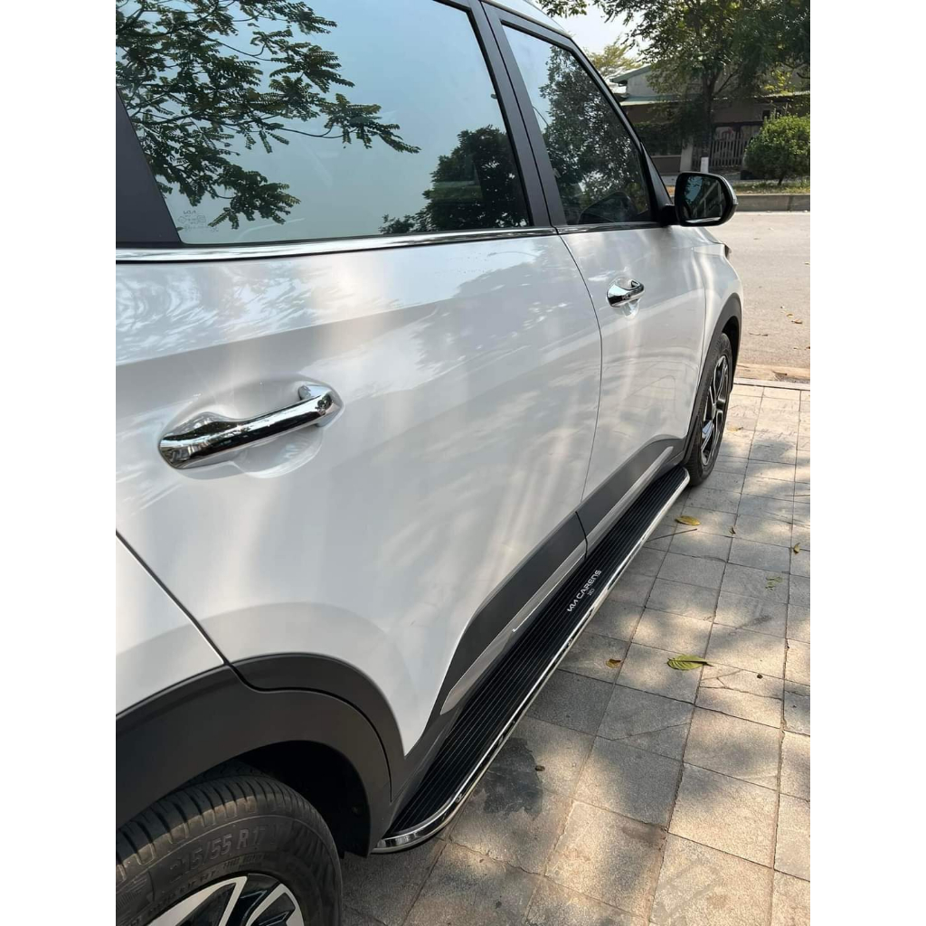 Bậc lên xuống, bệ bước chân xe Kia Carens 2022-2023. Mẫu Nhôm đúc nguyên khối. Khắc lase. Siêu KM