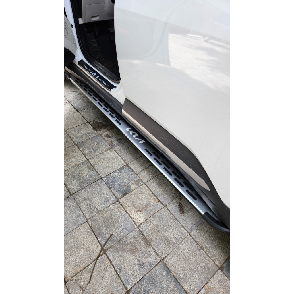 Bậc lên xuống, bệ bước chân xe Kia Carens 2022-2023. Mẫu Nhôm đúc nguyên khối. Khắc lase. Siêu KM