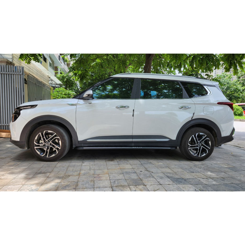 Bậc lên xuống, bệ bước chân xe Kia Carens 2022-2023. Mẫu Nhôm đúc nguyên khối. Khắc lase. Siêu KM